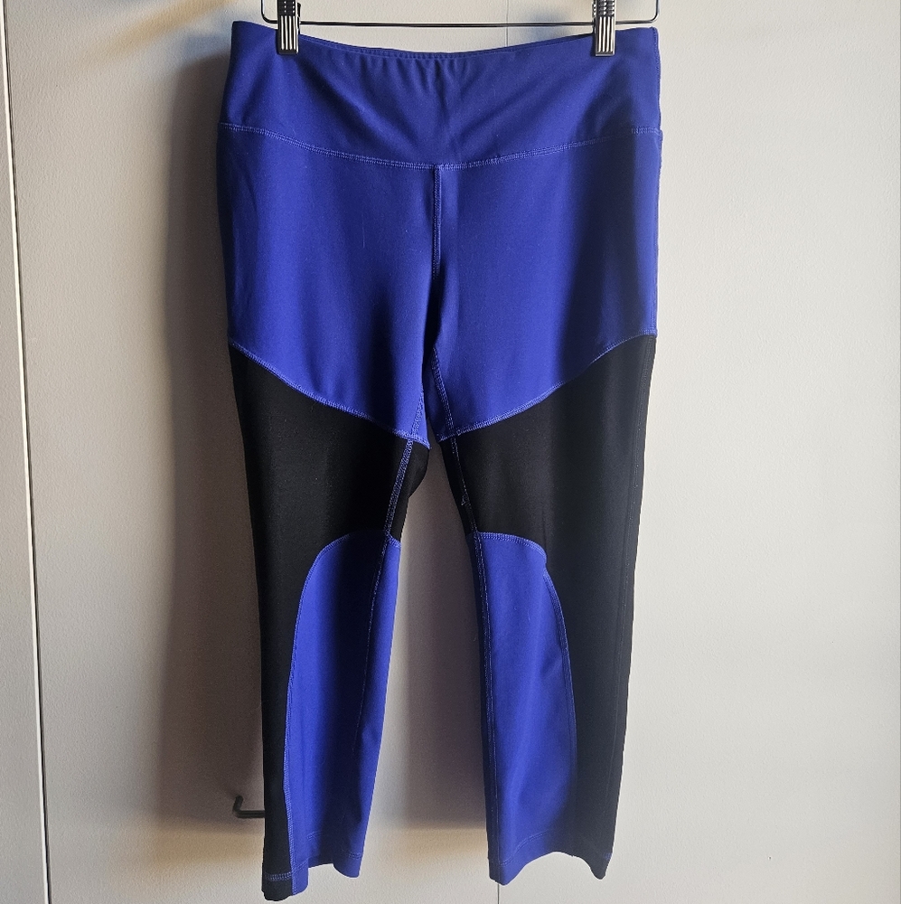 Velocity Color-Block Capri Yoga Pants in Women's L